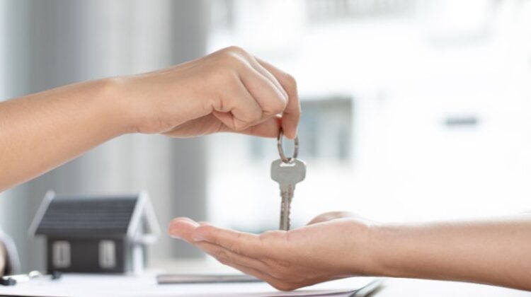 start właściciel mieszkania podaje nowemu właścicielowi mieszkania klucze do ręki